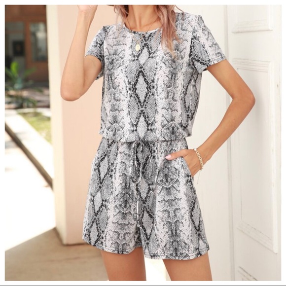 #18 Fabulous snakeskin print short sleeves romper - Picture 3 of 4